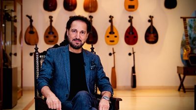 نصير شمة يغني لبغداد ولوحاته تتحول لتصميمات عالمية