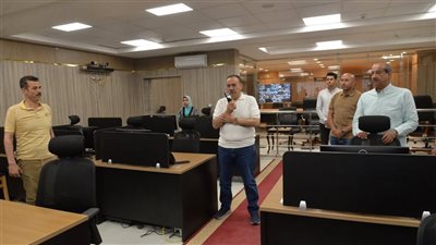 محافظ أسيوط يتابع من مركز السيطرة جهود إخماد حريق بحظائر مواشي بأبوتيج