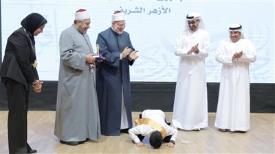 سجدة شكر تتوّج الفوز.. طالب أزهري يحقق المركز الأول في «تحدي القراءة العربي»