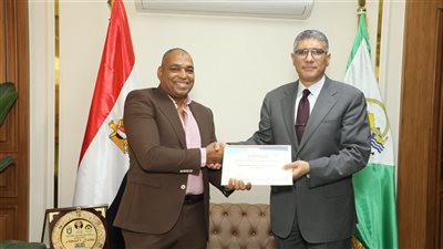 محافظ الجيزة يكرّم رئيس مركز الصف ورئيسة ووكيل لجنة التصالح تقديرًا لجهودهم