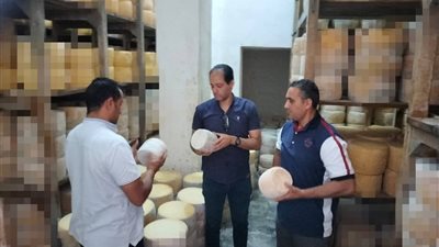 ضبط 8000 عبوة مواد غذائية منتهية الصلاحية بالبحيرة