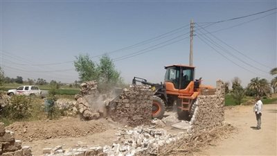 حملة مكثفة لإزالة التعديات على الأراضي الزراعية ورفع مخلفات الطرق بالزينية قبلي