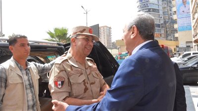 محافظ الغربية وقائد المنطقة الشمالية يتفقدان القافلة الطبية بدماط