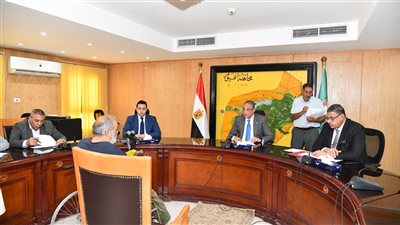 محافظ الفيوم يلتقى المواطنين ويوجه بإنهاء مشاكلهم 