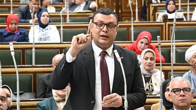 وزير الإسكان يستعرض قانون تنظيم مرافق المياه المقدم من الحكومة أمام النواب