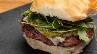 طريقة برجر بالبيستو على الطريقة الإيطالية