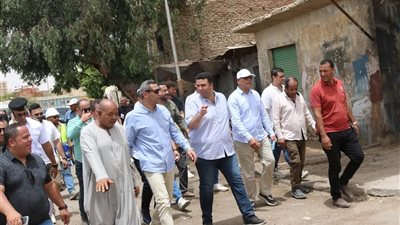 محافظ السويس يتفقد مشروع تطوير مدينة السادات ويتابع أعمال الرصف بحي الأربعين