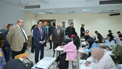 حظر الهواتف المحمولة في امتحانات جامعة القاهرة