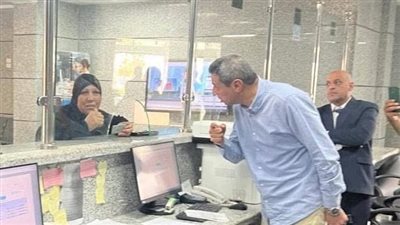 محافظ السويس يتابع سير العمل بالمركز التكنولوجي لخدمة المواطنين 