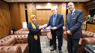 رئيس ميناء القاهرة الجوي يكرم عاملة لاخلاصها في العمل 