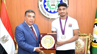 محافظ الدقهلية يكرم بطل أفريقيا في السباحة حاتم أشرف كامل 