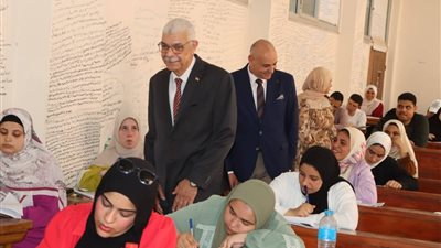 رئيس جامعة المنوفية يتفقد سير أعمال إمتحانات الفصل الدراسى الثاني بكلية الآداب