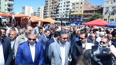 وزير التموين ورئيس مستقبل مصر يتفقدان سوق العجمى 
