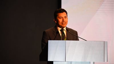 وزير الشباب والرياضة يبحث مع مسؤولي شركة 