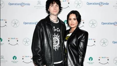 ديمي لوفاتو تكشف تفاصيل فستان زفافها وعلاقته بآخر ارتدته مايلي سايروس