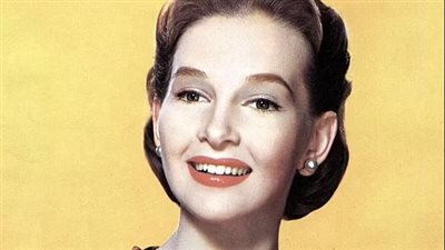 وداعًا تاينا إيلج.. رحيل نجمة هوليوود عن عمر 95 عامًا