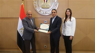 وزير الكهرباء يسلّم شهادات تأهيل 4 مشروعات لإنتاج الطاقة المتجددة وبيعها لمستهلكين صناعيين