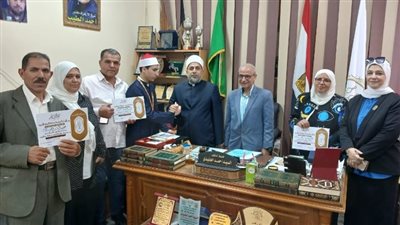 تكريم طالب أزهري من ذوي الهمم لفوزه بالمركز الأول في 