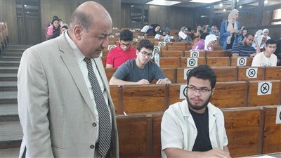 نائب رئيس جامعة القاهرة يتفقد امتحانات نهاية العام الدراسي 