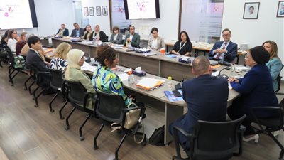 نائب وزير الصحة تشارك في جلسة نقاشية حول 