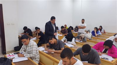 رئيس جامعة بني سويف التكنولوجية يتفقد سير امتحانات الفصل الدراسي الثاني