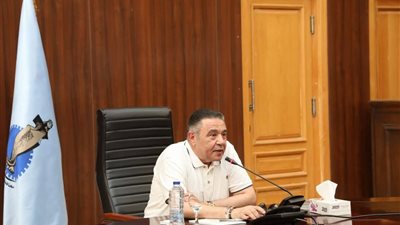 محافظ  البحر الأحمر يوجه بعمل برنامج زمني للانتهاء من طلبات التصالح 