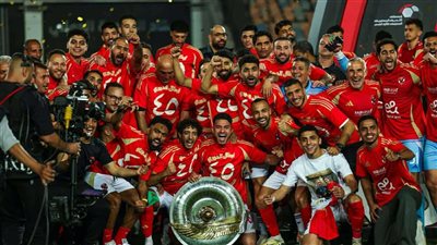 شاهد.. الأهلي يتسلم درع الدوري في استاد القاهرة