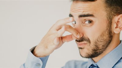 طبيبة تكشف أبرز الأطعمة التي تغيّر رائحة الجسم