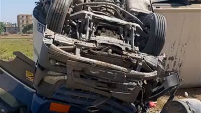 انقلاب سيارة نقل ثقيل من أعلى الطريق الإقليمي بالمنوفية