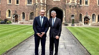 وزير التربية والتعليم يعقد لقاء مع رئيس كلية كوينز بجامعة كامبريدج