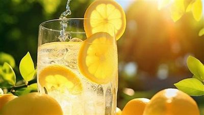 أشخاص يجب ألا يفرطوا في تناول ماء الليمون.. مضر لصحتهم