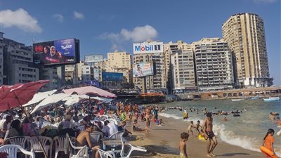 إقبال على شواطئ الإسكندرية في أول أيام إجازة نهاية العام الدراسى 