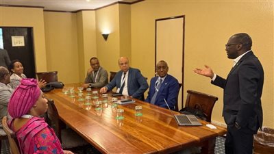 وزير الطيران المدني يبحث مع مسئولي شركة 