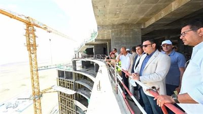 وزير الإسكان يبدأ جولة تفقدية في مدينة العلمين الجديدة