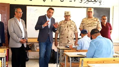 محافظ السويس يتفقد امتحانات الشهادة الإعدادية والدبلومات الفنية 