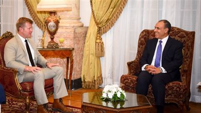 وزير الخارجية يلتقي عضو لجنة الخدمات العسكرية بمجلس الشيوخ الأمريكي