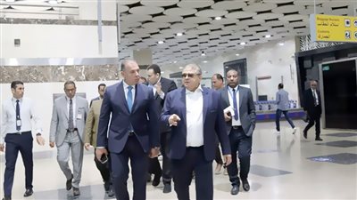 «مناع» يتفقد الإجراءات الأمنية والصحية والبيئية بمطار سفنكس الدولى