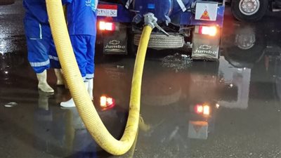 محافظ الغربية يتابع كسح مياه الأمطار بالمحلة 