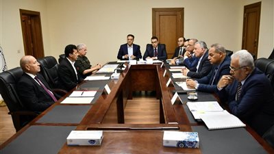 وزير الشباب والرياضة يبحث الفرص الاستثمارية لاستاد القاهرة
