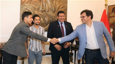 وزير الثقافة يُسلم بطاقات “أهلاً وسهلاً بالطلبة” لأوائل المشتركين في المبادرة