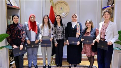 وزيرة التضامن تكرم إدارتي الحماية الاجتماعية والتعاون الدولي لتميزهم