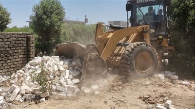 إزالة تعديات على الأراضي الزراعية وأملاك الدولة في أرمنت بالأقصر 