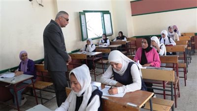 محافظ أسوان يتفقد لجان امتحانات نهاية العام الدراسي للشهادة الإعدادية 