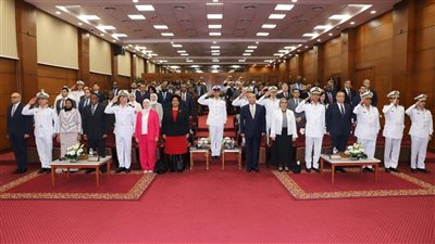 المستشارة أمل عمار تتسلم درع أكاديمية الشرطة من اللواء هاني أبو المكارم