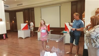 السياح  البولنديين بالغردقة يدلون باصواتهم فى الانتخابات الرئاسية 