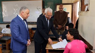 محافظ الإسماعيلية يتفقد لجان امتحانات الشهادة الإعدادية 