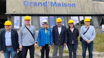 وزير الكهرباء يتفقد محطة 