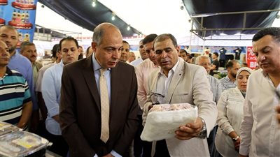 استعداداً لعيد الأضحى... محافظ المنيا يفتتح سوق اليوم الواحد