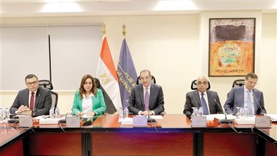 ٥ وزراء يناقشون المنظومة وإعداد اللائحة التنفيذية للقانون