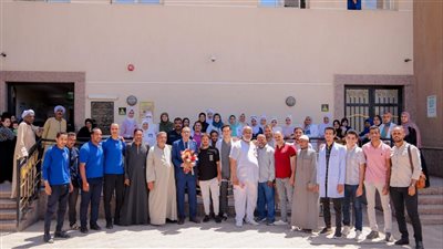 «المدير القائد».. العاملون بمركز طب أسرة بالأقصر ينظمون ممرًا شرفيًا لرئيسهم بالعمل